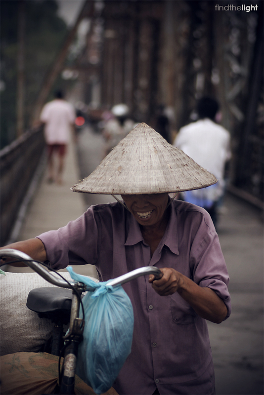 Những nhịp sống quanh Cầu.