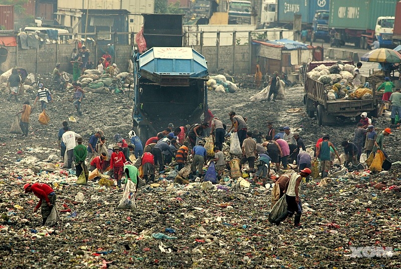 Trẻ nhặt rác ở Manila (Philippines)