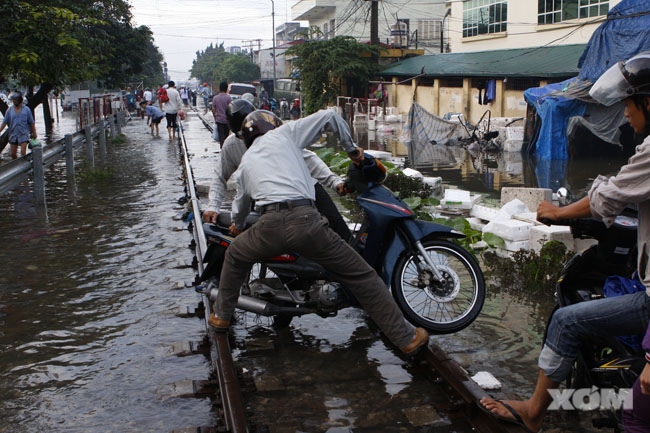 Cửa ngõ phía Nam Hà Nội: Loạn giao thông vì ngập